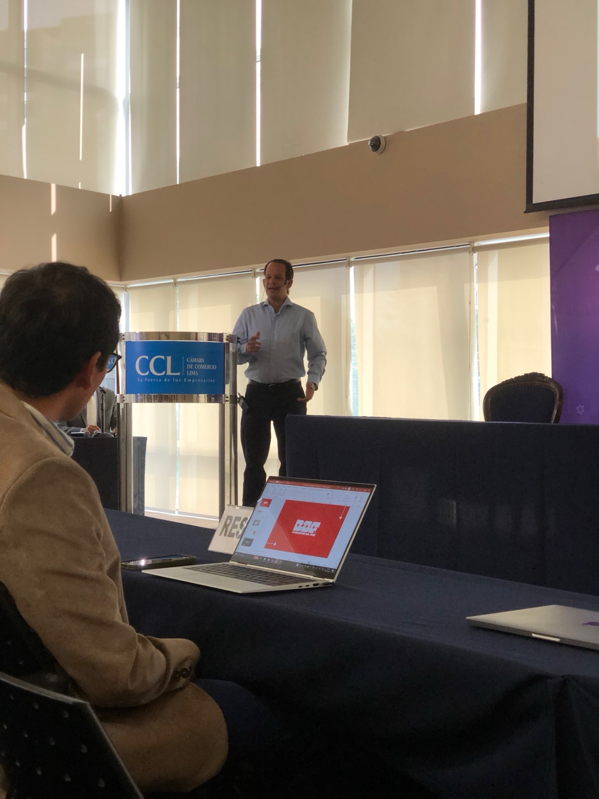 José Antonio Vallejo dando una conferencia en la Cámara de Comercio de Lima