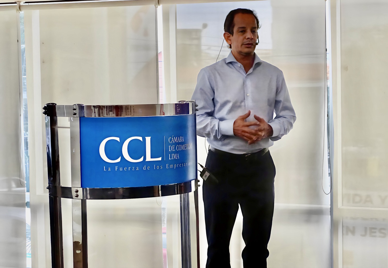 José Antonio Vallejo durante una ceremonia empresarial en la Cámara de Comercio de Lima