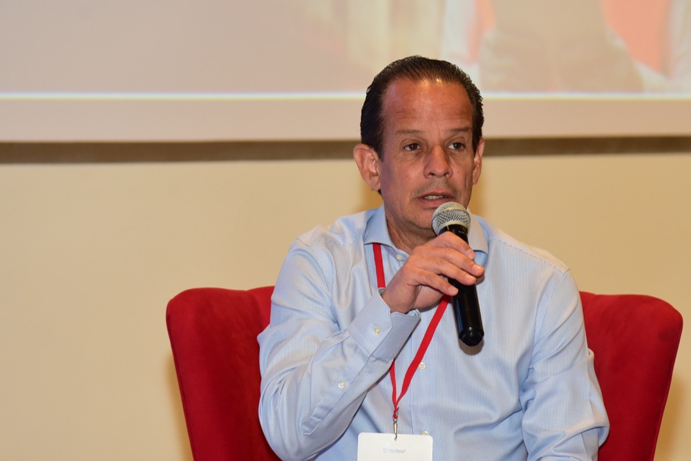 José Antonio Vallejo respondiendo con micrófono durante un panel en el V Foro Retail Supply Chain