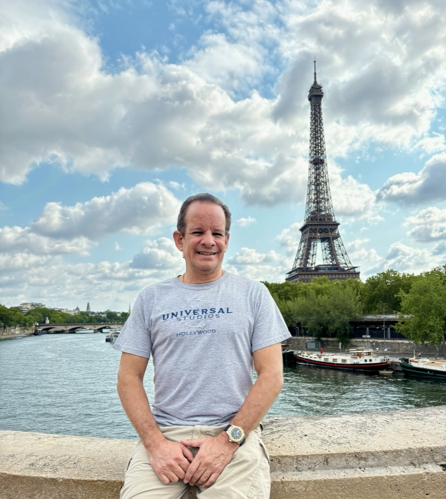 José Antonio Vallejo en París