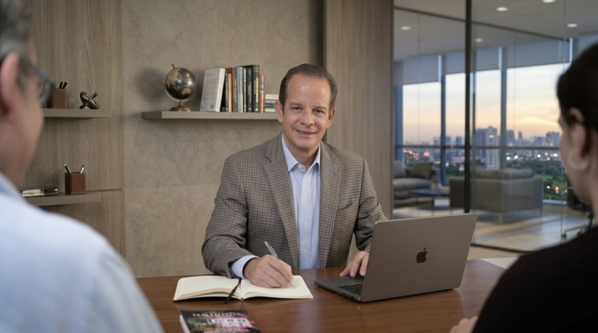 José Antonio Vallejo en una reunión de consultoría